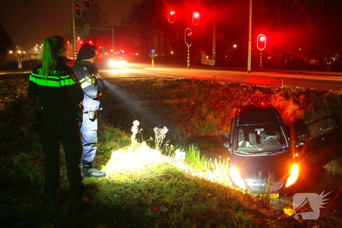 Voertuig raakt te water