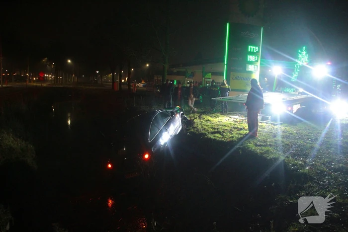 Voertuig raakt te water
