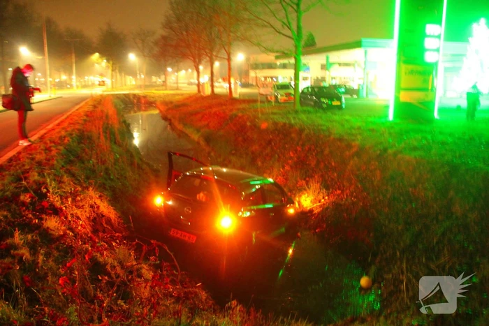 Voertuig raakt te water