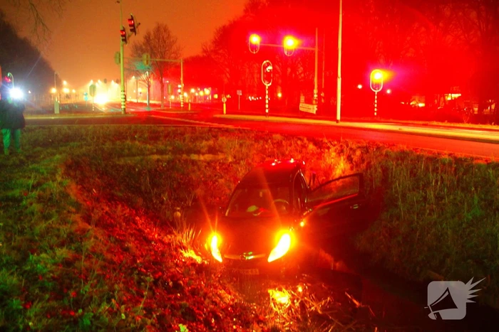 Voertuig raakt te water