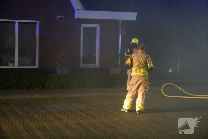 Brandweer blust brand in bijgebouw