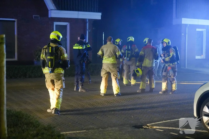Brandweer blust brand in bijgebouw