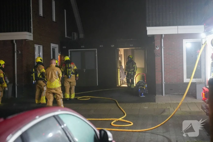 Brandweer blust brand in bijgebouw