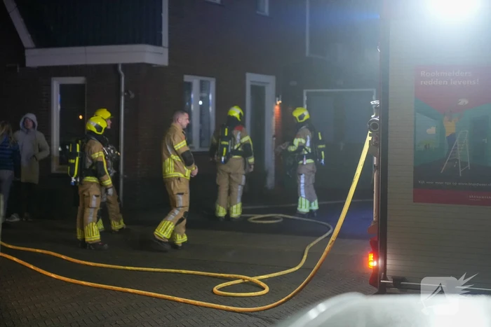 Brandweer blust brand in bijgebouw