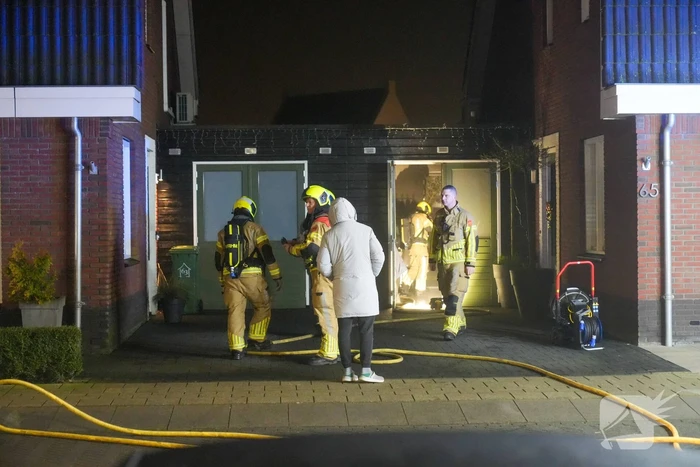 Brandweer blust brand in bijgebouw
