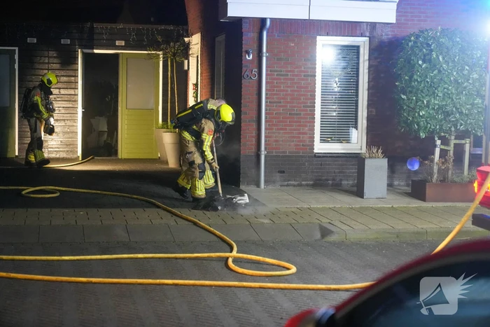 Brandweer blust brand in bijgebouw
