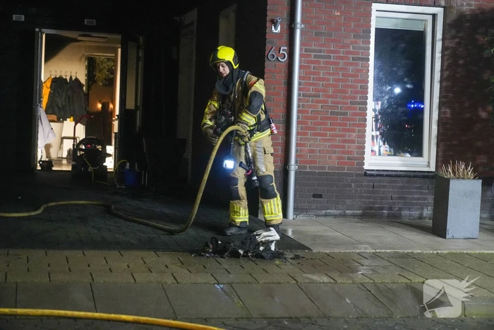 Brandweer blust brand in bijgebouw