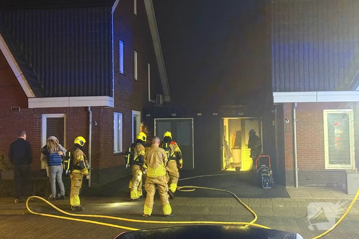 Brandweer blust brand in bijgebouw