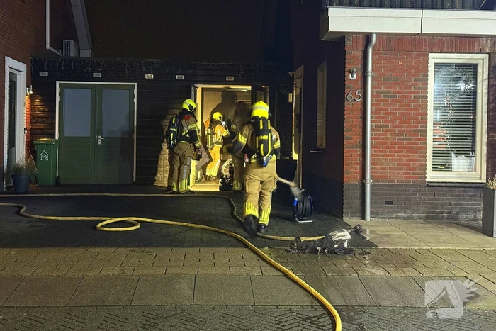Brandweer blust brand in bijgebouw