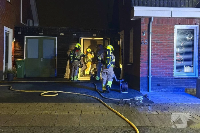 Brandweer blust brand in bijgebouw