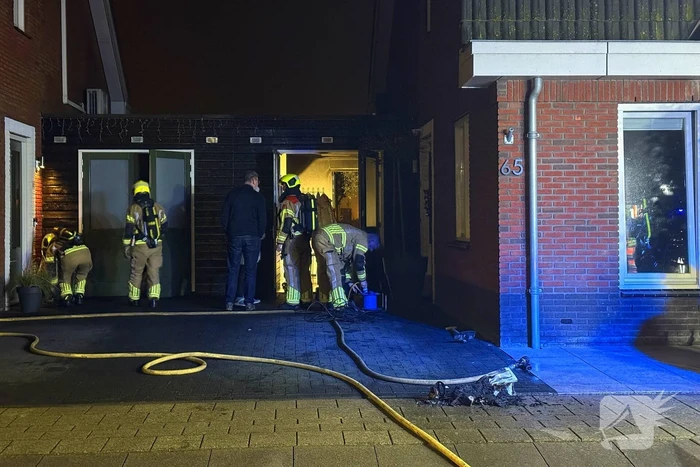 Brandweer blust brand in bijgebouw
