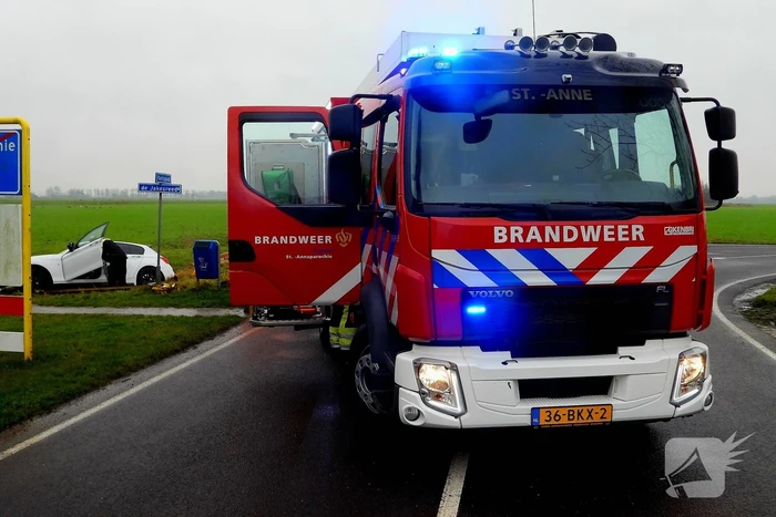 Bestuurster mist bocht en belandt in sloot