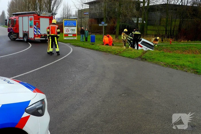 Bestuurster mist bocht en belandt in sloot