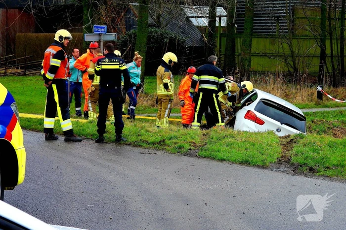 Bestuurster mist bocht en belandt in sloot