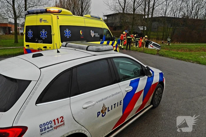 Bestuurster mist bocht en belandt in sloot
