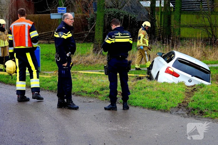 Bestuurster mist bocht en belandt in sloot