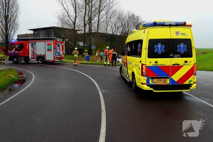Bestuurster mist bocht en belandt in sloot