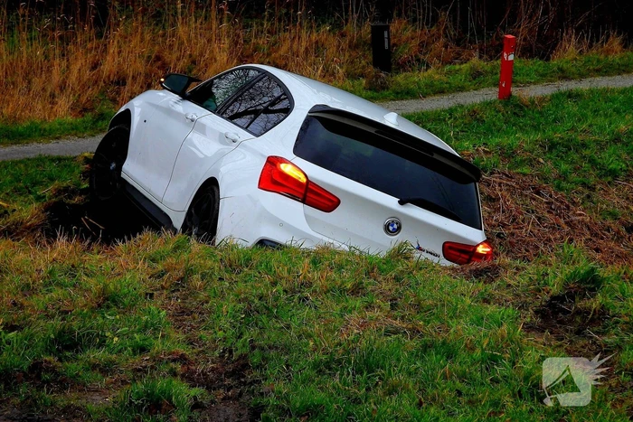 Bestuurster mist bocht en belandt in sloot
