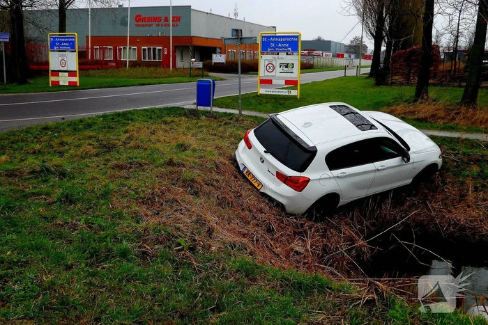 Bestuurster mist bocht en belandt in sloot