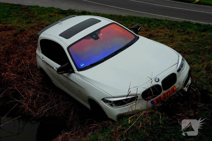 Bestuurster mist bocht en belandt in sloot