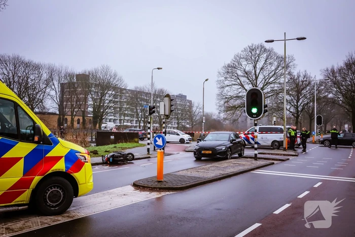 Scooterrijder gewond bij aanrijding met auto