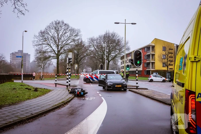 Scooterrijder gewond bij aanrijding met auto