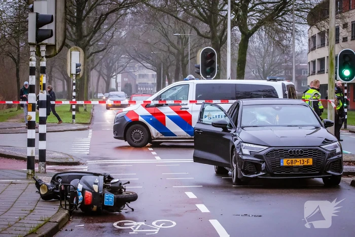 Scooterrijder gewond bij aanrijding met auto