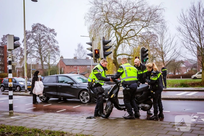 Scooterrijder gewond bij aanrijding met auto