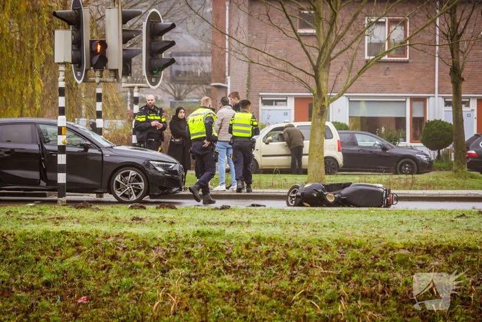 Scooterrijder gewond bij aanrijding met auto