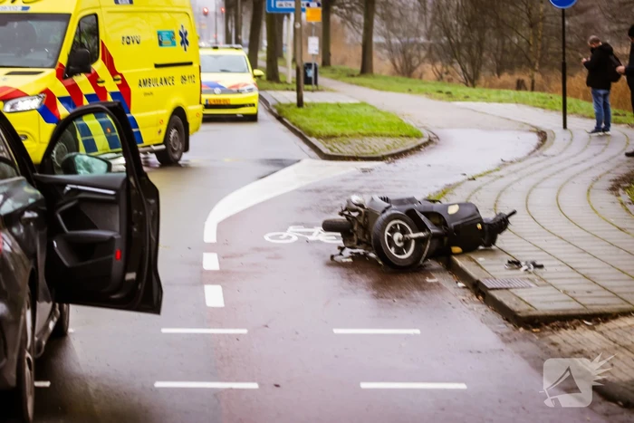 Scooterrijder gewond bij aanrijding met auto