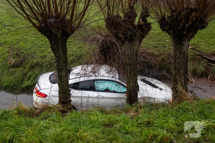 Forse schade bij te water geraakte auto