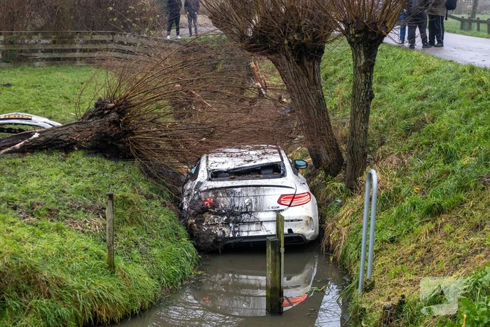 Forse schade bij te water geraakte auto