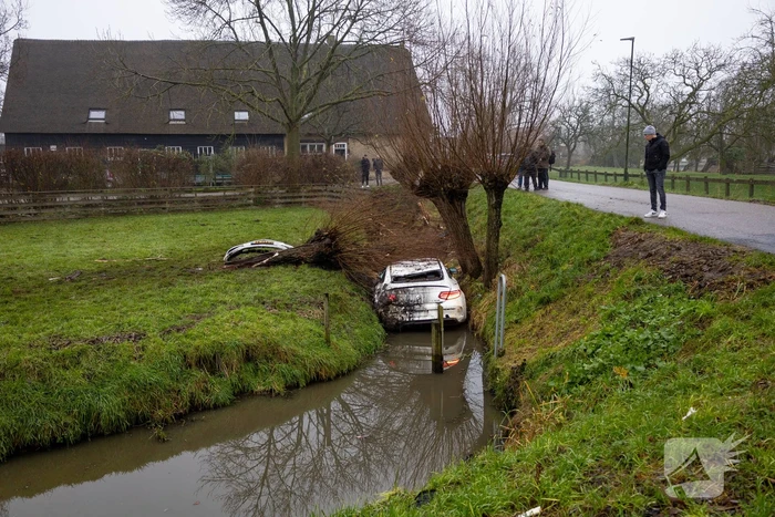 Forse schade bij te water geraakte auto