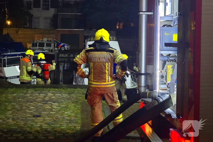 Veel rook bij brand op boot