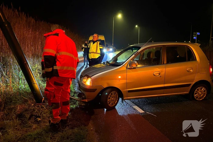 Automobilist verliest macht over stuur en klapt op lantaarnpaal