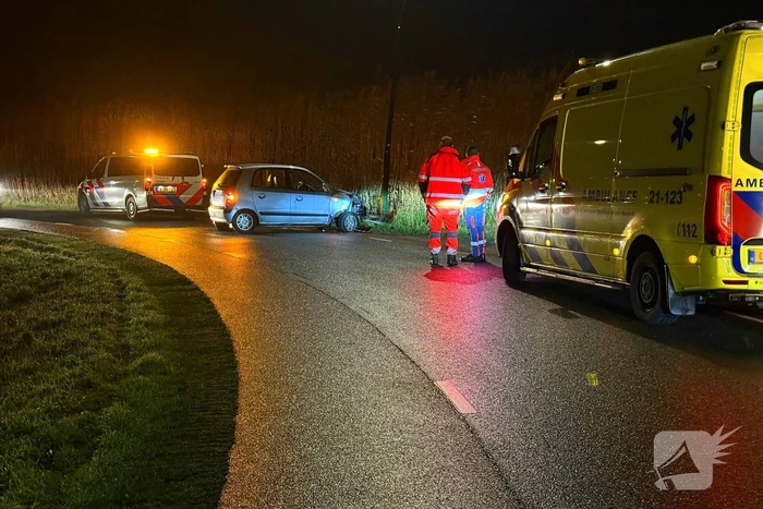 Automobilist verliest macht over stuur en klapt op lantaarnpaal