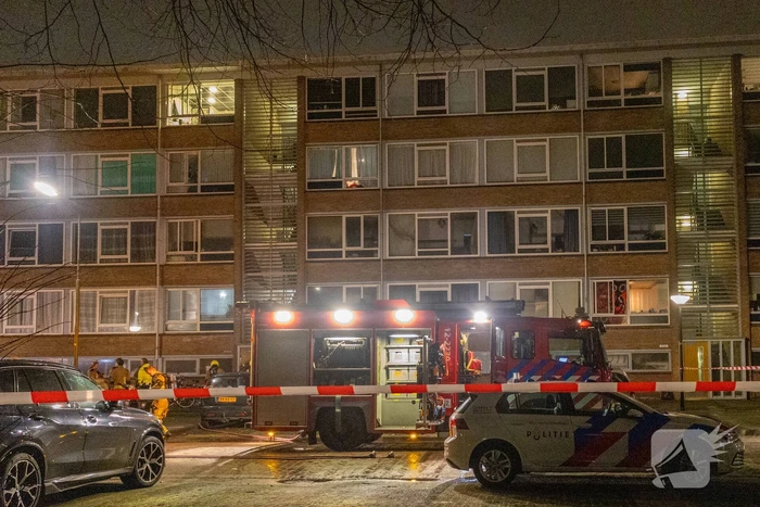 Brand in flatwoning omliggende woningen ontruimd