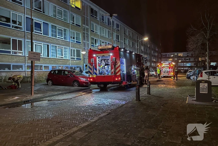 Brand in flatwoning omliggende woningen ontruimd