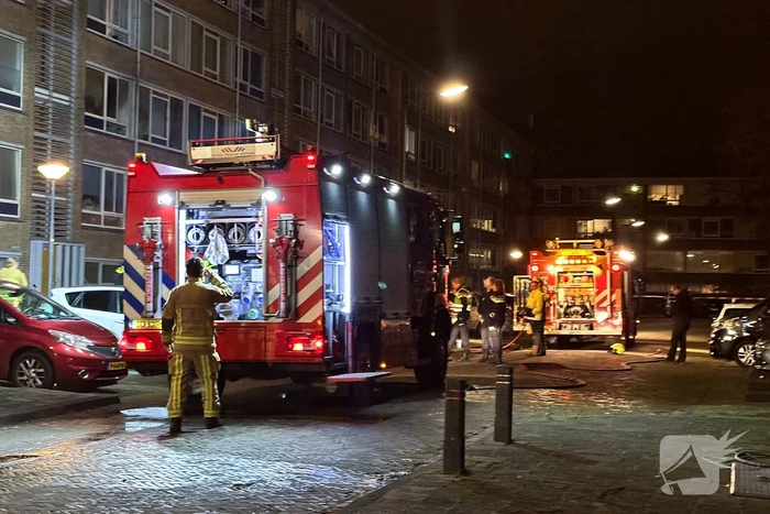 Brand in flatwoning omliggende woningen ontruimd
