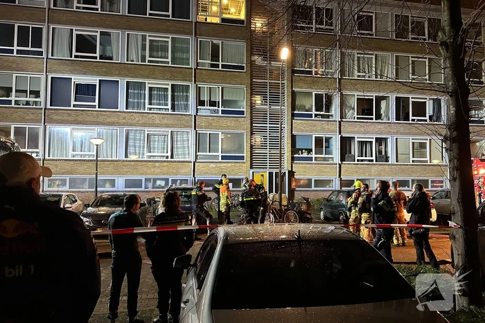 Brand in flatwoning omliggende woningen ontruimd