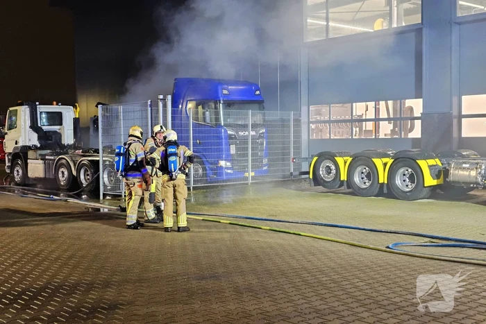 Vrachtwagen brandt uit bij truckcenter