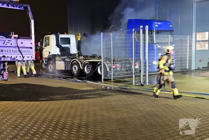 Vrachtwagen brandt uit bij truckcenter