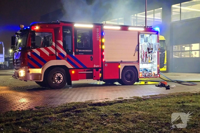 Vrachtwagen brandt uit bij truckcenter