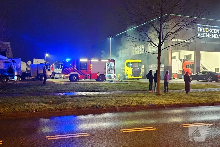 Vrachtwagen brandt uit bij truckcenter
