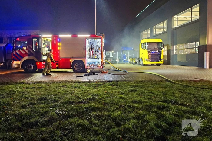 Vrachtwagen brandt uit bij truckcenter