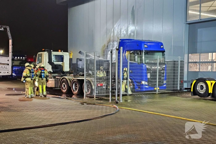 Vrachtwagen brandt uit bij truckcenter