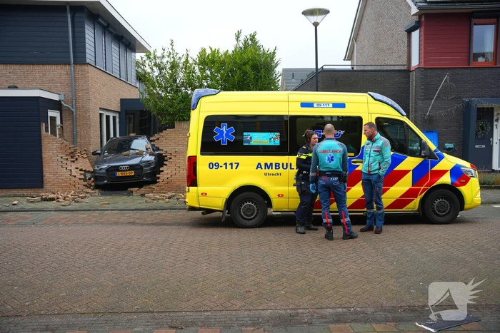 Auto rijdt dwars door tuinmuur