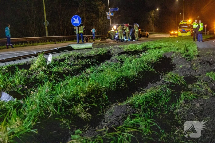Automobilist ramt lantaarnpaal en belandt op zijkant
