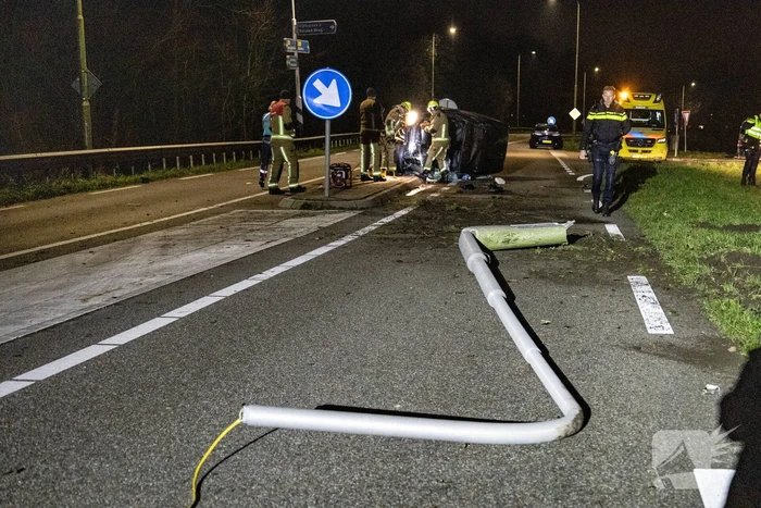 Automobilist ramt lantaarnpaal en belandt op zijkant