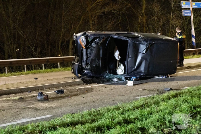 Automobilist ramt lantaarnpaal en belandt op zijkant